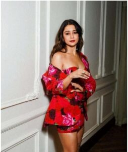 Elegant model call girl in Gurgaon for social events and private meetings